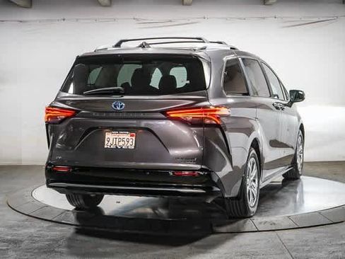 Certified 2023 Toyota Sienna Platinum image 5