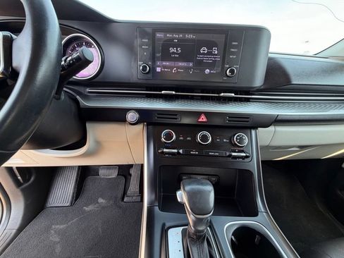 Used 2022 Kia Carnival LX FWD image 14