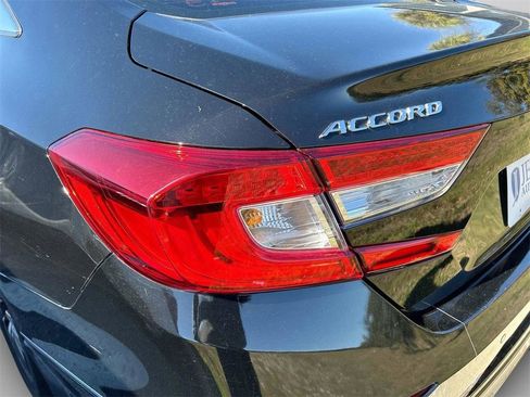 Used 2018 Honda Accord Touring image 18