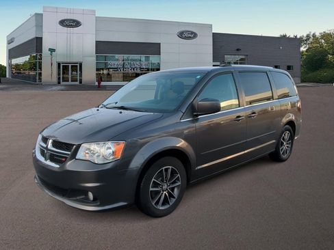Used 2017 Dodge Grand Caravan SXT image 6