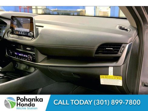 Used 2025 Nissan Rogue SV image 17