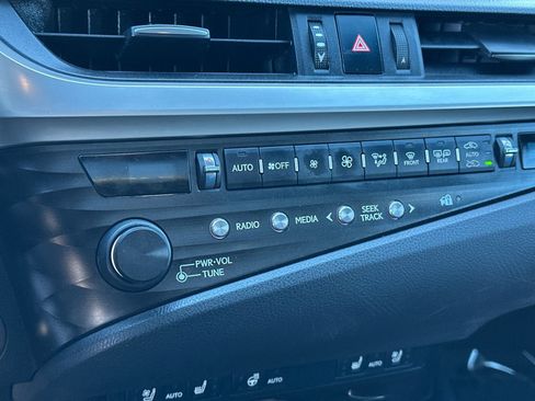 Used 2019 Lexus ES 300h image 22