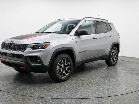 Used 2025 Jeep Compass Trailhawk AWD/4WD image 3