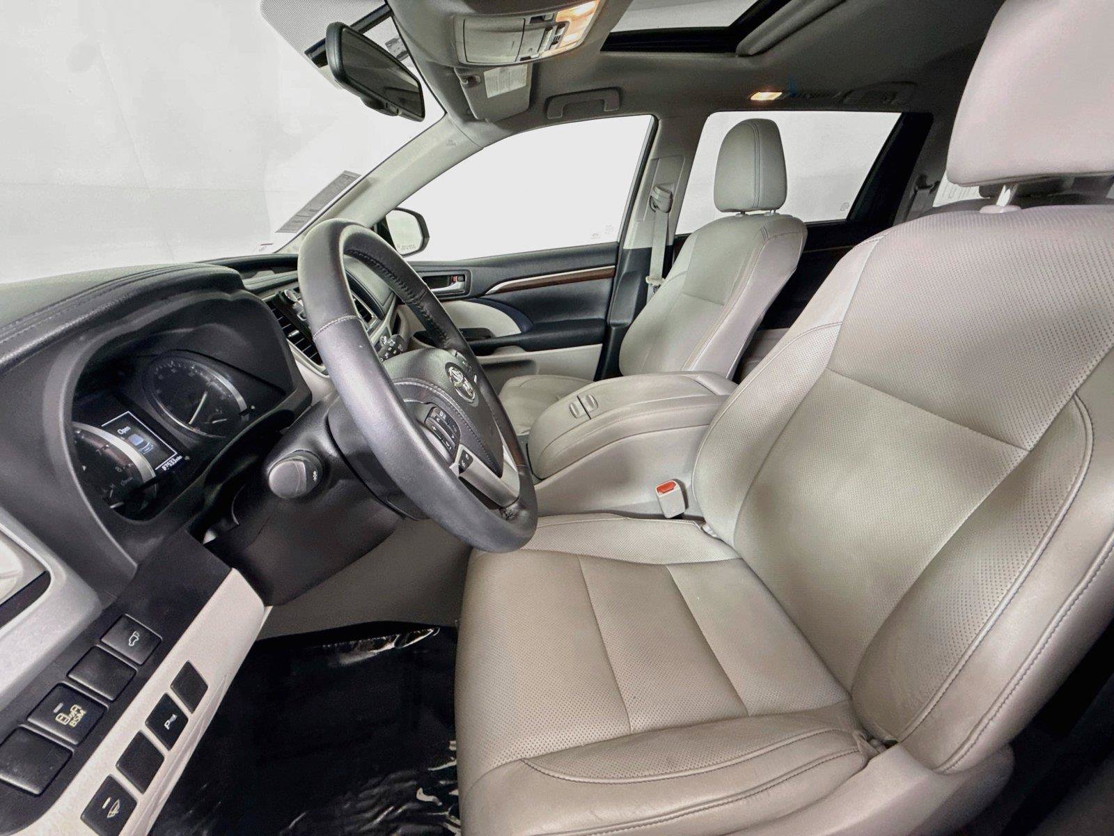 Used 2015 Toyota Highlander Limited FWD image 3