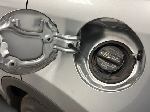 Used 2016 Toyota RAV4 XLE AWD/4WD image 25