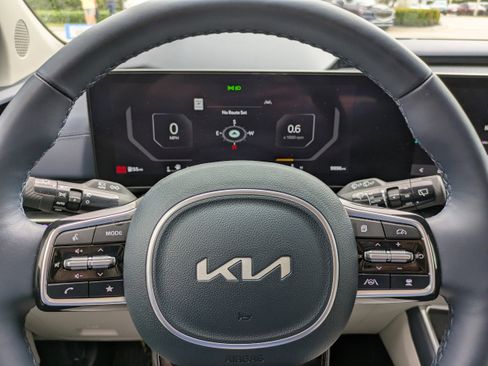 Used 2025 Kia Carnival SX Prestige image 25