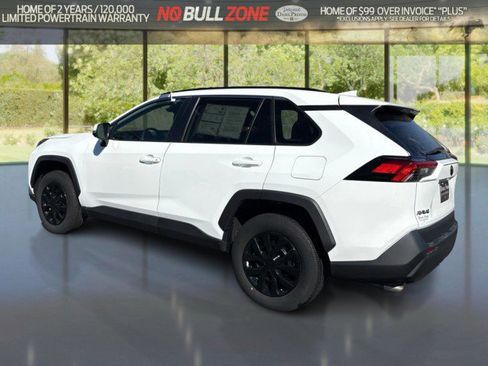 Used 2021 Toyota RAV4 LE AWD/4WD image 3
