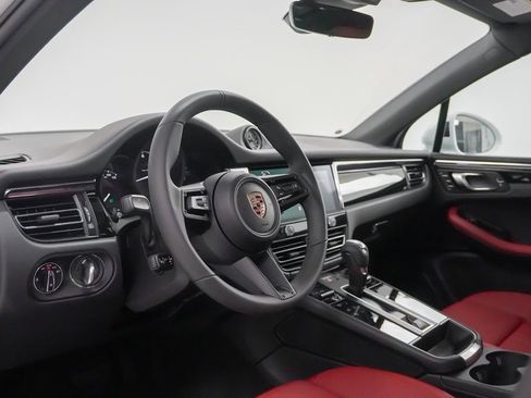 Used 2025 Porsche Macan image 4