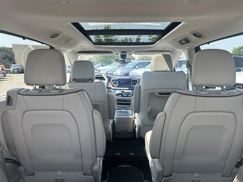 Used 2020 Chrysler Pacifica Limited FWD image 14