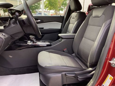 Used 2025 Chevrolet Trax LT w/ LT Convenience Package FWD image 15