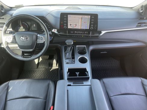 Used 2022 Toyota Sienna XSE FWD image 13