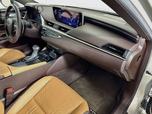 Used 2019 Lexus ES 350 Ultra Luxury w/ Accessory Package 2 FWD image 29