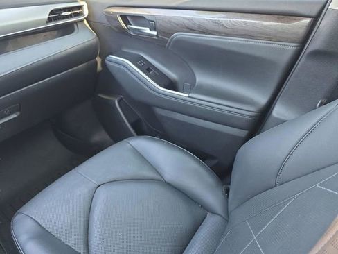 Used 2023 Toyota Highlander Platinum image 10