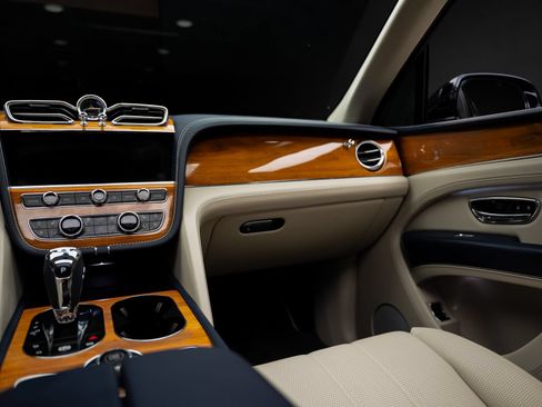 Used 2024 Bentley Bentayga AWD/4WD image 41