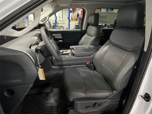 New 2025 Ford Expedition Active image 17