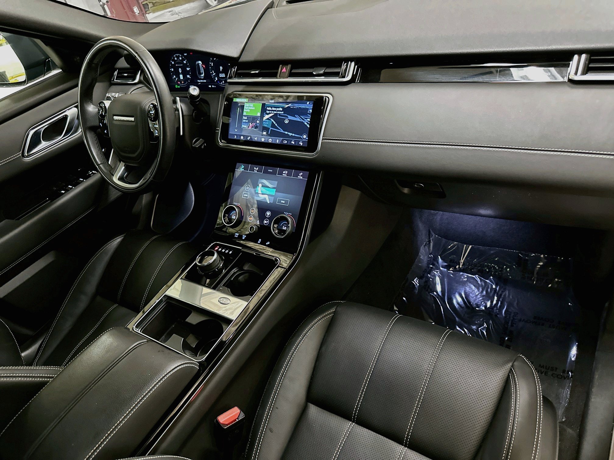 Used 2019 Land Rover Range Rover Velar R-Dynamic SE AWD/4WD image 28