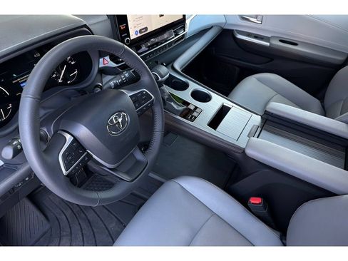 Used 2025 Toyota Sienna XLE FWD image 10