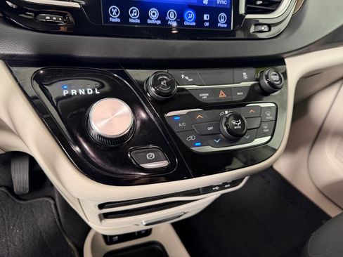 Used 2017 Chrysler Pacifica Touring FWD image 15