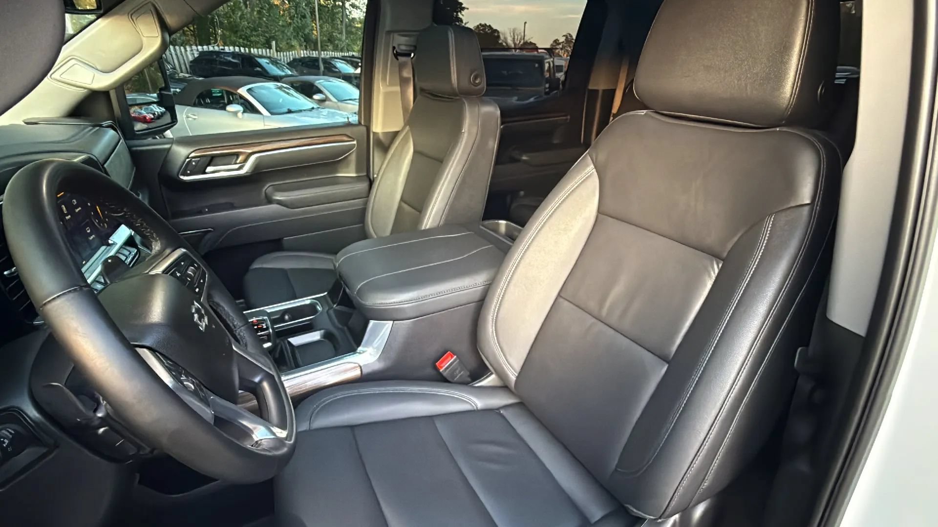 Used 2025 Chevrolet Silverado 1500 LT Trail Boss w/ Dark Appearance Package AWD/4WD image 22