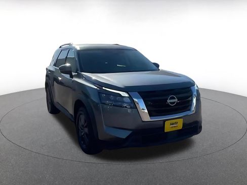 Used 2025 Nissan Pathfinder SV image 3