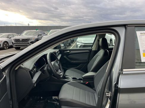 Used 2025 Volkswagen Jetta SE image 25