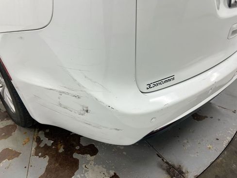 Used 2018 Chrysler Pacifica Touring-L FWD image 33