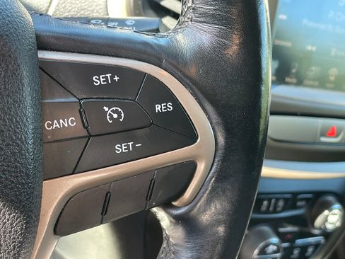 Used 2017 Jeep Cherokee Limited AWD/4WD image 24