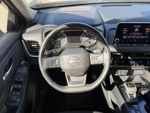 Used 2025 Nissan Rogue SV FWD image 25