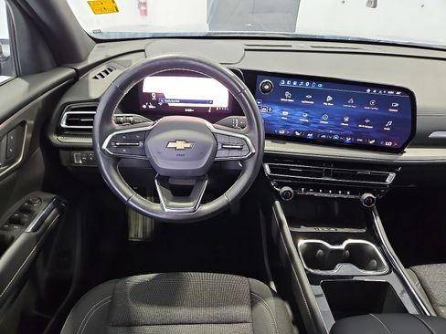 Used 2025 Chevrolet Traverse LT FWD image 14