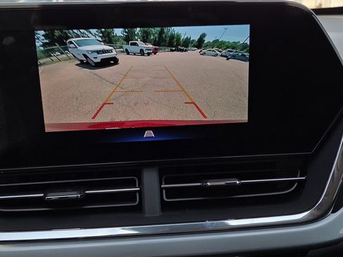 Used 2025 Chevrolet Trax LT w/ LT Convenience Package FWD image 12