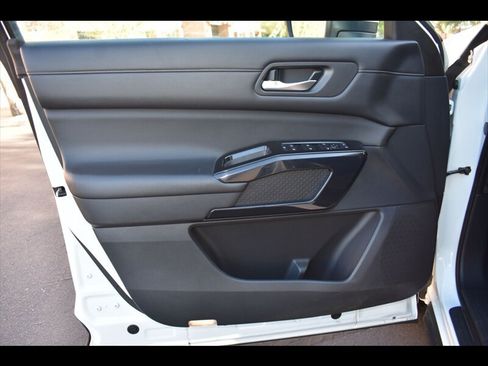 Used 2022 Nissan Pathfinder SV w/ SV Premium Package FWD image 18