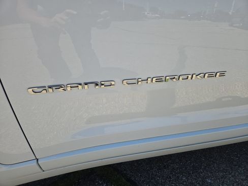 Used 2023 Jeep Grand Cherokee Overland AWD/4WD image 38