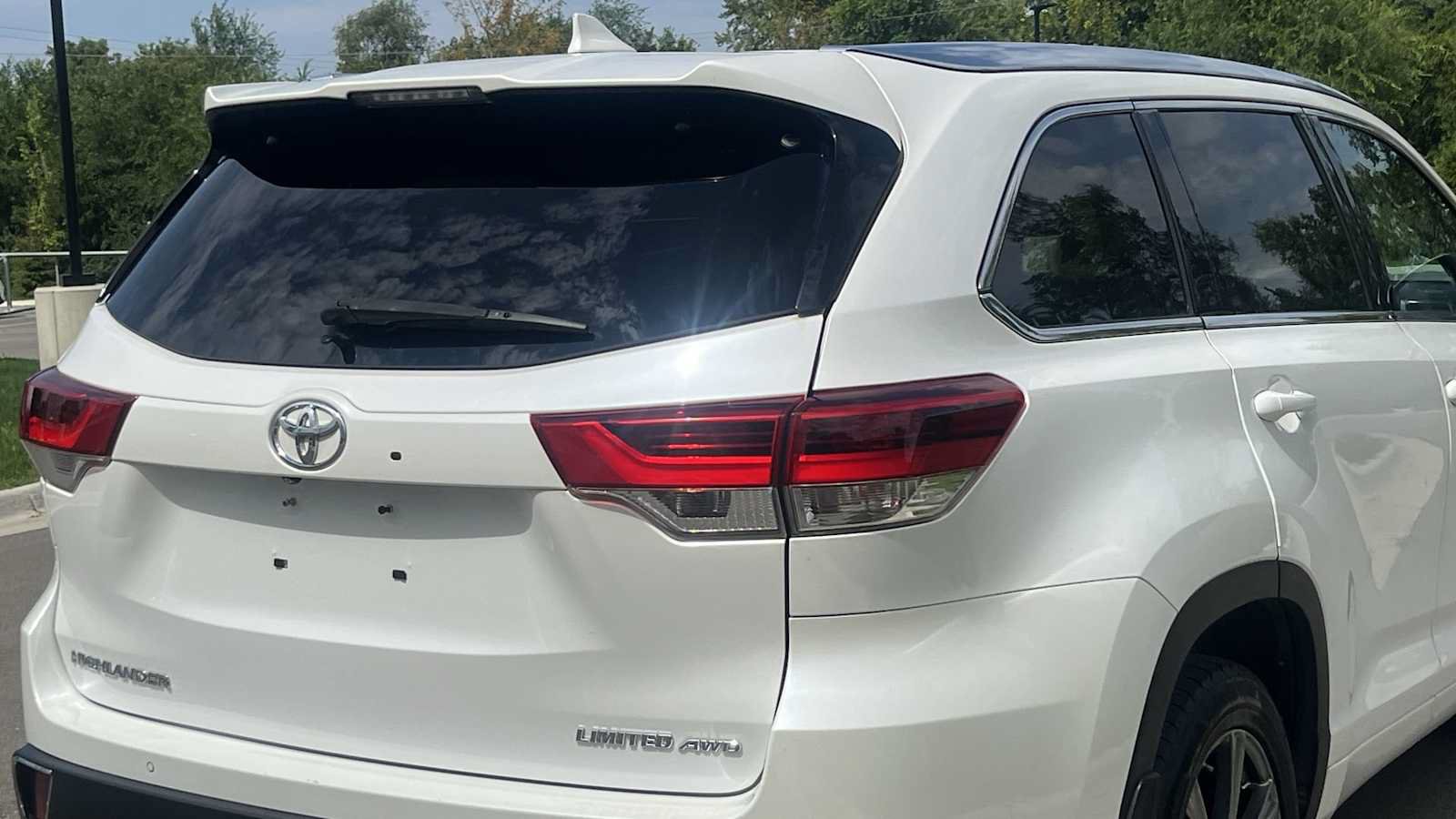 Used 2019 Toyota Highlander Limited AWD/4WD image 19