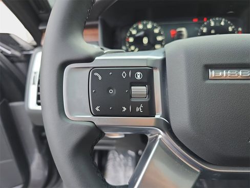 New 2025 Land Rover Discovery Dynamic SE image 18