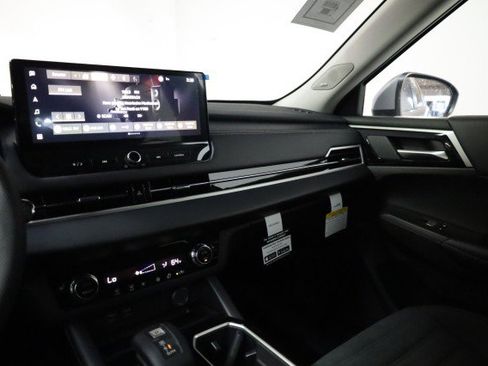 New 2025 Mitsubishi Outlander SE image 11