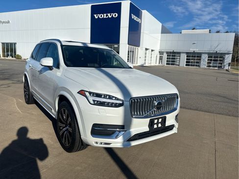 Used 2024 Volvo XC90 B5 Core AWD/4WD image 2