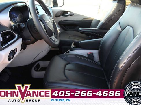 Used 2024 Chrysler Pacifica Touring-L image 22