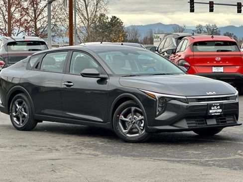 New 2025 Kia K4 LXS image 2