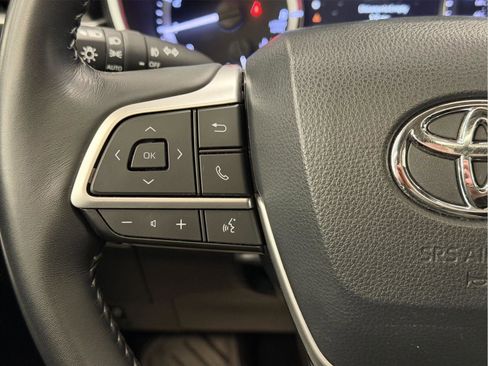 Used 2023 Toyota Highlander XLE AWD/4WD image 10
