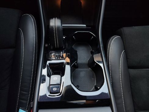 Used 2022 Volvo XC40 T5 R-Design w/ Advanced Package image 10