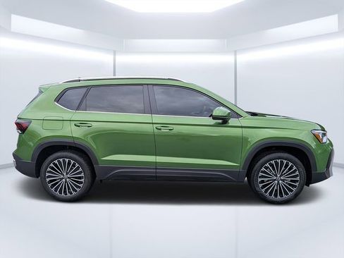 New 2026 Volkswagen Taos SE image 2