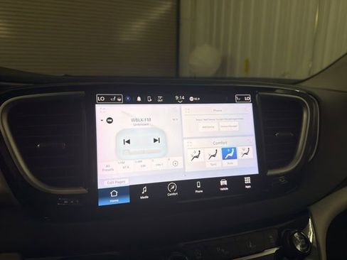 Used 2023 Chrysler Pacifica Touring-L image 31