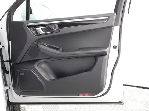 Certified 2025 Porsche Macan S image 23