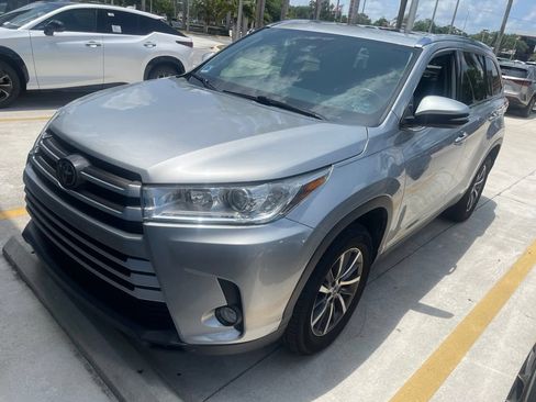 Used 2019 Toyota Highlander XLE FWD image 5