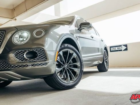 Used 2017 Bentley Bentayga image 50