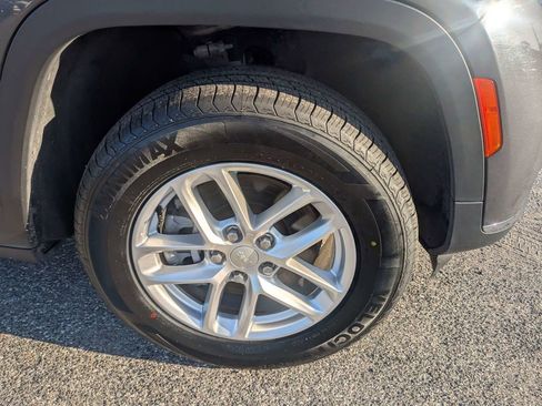 Used 2024 Jeep Grand Cherokee L Laredo RWD image 11