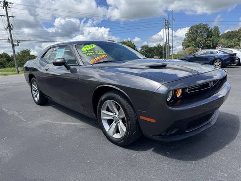 Used 2019 Dodge Challenger SXT RWD image 3