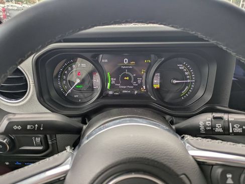 Used 2025 Jeep Wrangler Unlimited Sahara w/ Safety Group AWD/4WD image 16