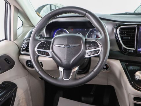 Used 2023 Chrysler Pacifica Touring-L FWD image 12