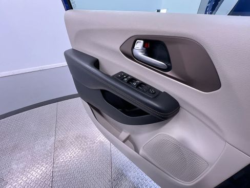 Used 2018 Chrysler Pacifica Touring-L Plus FWD image 32